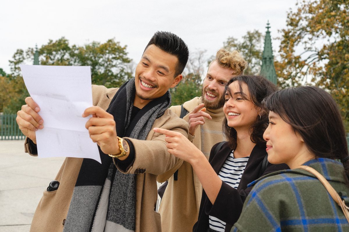 Ein Team, das rätselnd einen Papierbogen anschaut