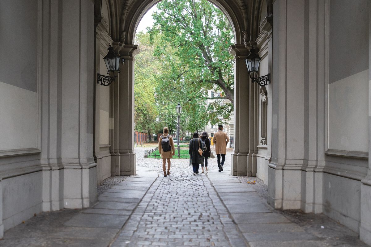 Ein Team, das rätselnd einen Papierbogen anschaut
